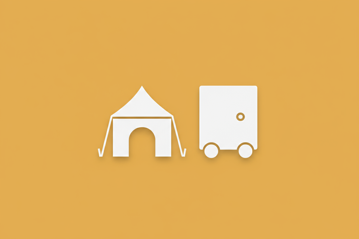 Partyzelt und WC-Wagen, Icon, weiß auf hintergrund in RGB 237,175,25, ohne Text, einfach, modern, klar, elegant